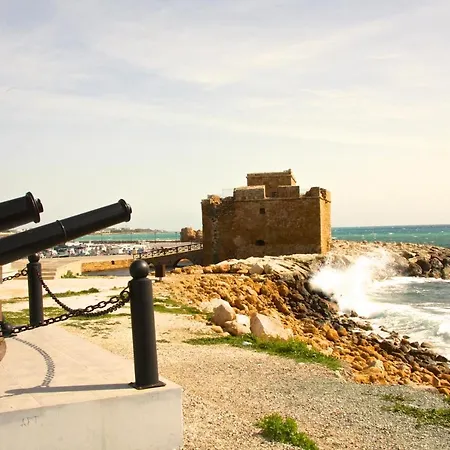 Апартаменты Faros Beach B101 Apartment Kato Paphos Пафос