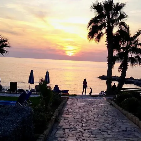 Faros Beach B101 Apartment Kato Paphos Апартаменты